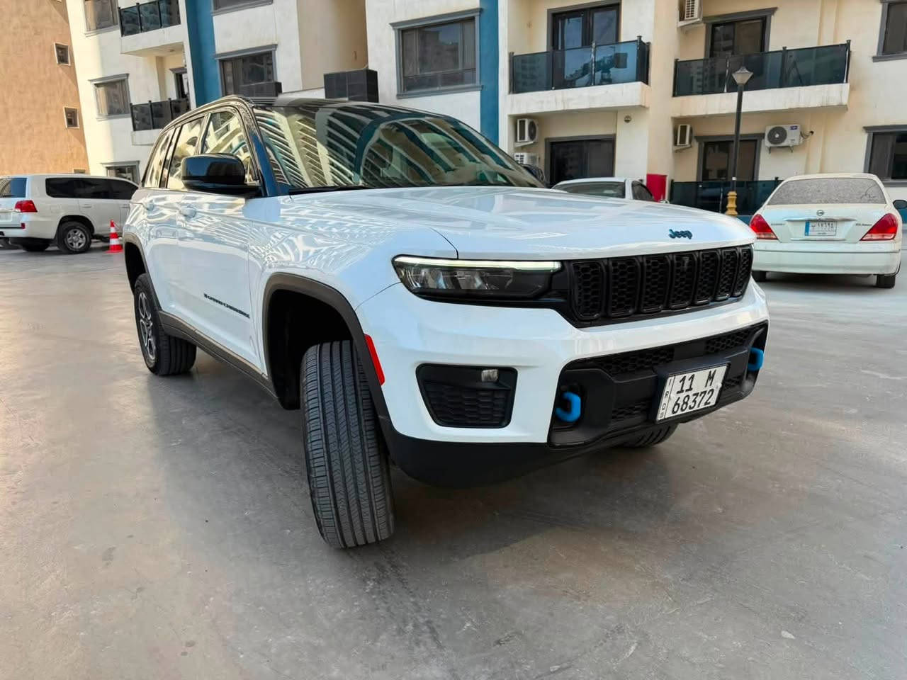 🚙 للبيع | Jeep Grand Cherokee 4xe Limited Plug-in Hybrid موديل 2022🚙
السعر 290 ورقة 
فرصة مميزة لاقتناء واحدة من أفخم وأقوى سيارات الـSUV الهجينة.

✅ الموديل: 2022
✅ الفئة: 4xe Limited (Plug-in Hybrid)
✅ اللون: ابيض تو كلر 
✅ التسجيل: بغداد
✅ الموقع: بغداد
✅ الملكية: السيارة باسمي شخصياً
✅ الحالة: السيارة بدون حادث ولا ضربة بجم كبس ضهر كبس صفاح كلش جدد داخل جديد بمعنى الكلمة والسيارة بحالة ممتازة. ملاحضة السيارة داخلة للعراق كلين طلعت بامريكا مفتوحة البراغي   فقط فتح بدون تبديل 

السعر 290 ورقة 

أبرز المواصفات:

🔹 محرك 2.0 لتر تيربو مع نظام Plug-in Hybrid بقوة إجمالية 375 حصان.
🔹 ناقل حركة أوتوماتيكي 8 سرعات.
🔹 نظام دفع رباعي Quadra-Trac II.
🔹 إمكانية القيادة الكهربائية لتوفير الوقود.
🔹 شاشة لمس 10.1 بوصة تدعم Apple CarPlay وAndroid Auto لاسلكياً.
🔹 شاشة عدادات رقمية.
🔹 مقاعد جلد كهربائية مع تدفئة مع تبريد للمقاعد الأمامية.
🔹 مقود مدفأ متعدد الوظائف.
🔹 تشغيل بصمة (Keyless Entry & Push Start).
🔹 كاميرا خلفية مع كامرة امامية  حساسات خلفية.
🔹 مثبت سرعة ذكي مع أنظمة أمان متقدمة.
🔹 نظام المحافظة على المسار، والتحذير من الاصطدام، ومراقبة النقطة العمياء.
🔹 مكيف أوتوماتيكي ثنائي المناطق.
🔹 مصابيح LED أمامية وخلفية.
🔹 جنوط ألمنيوم قياس 20 إنش.
✅السيارة ثلث شاشات امام الراكب والوسط وامام السائق 
✅ جكات ترفع وتنزل سسبنشن امامي وخلفي 
كير محرك كفالة ممدود عليها صبانة 
🚗 سيارة تجمع بين الفخامة، الأداء القوي، والاقتصاد في استهلاك الوقود، ومناسبة للاستخدام اليومي والسفر.

📍 الموقع: بغداد المنصور 

📞 للاستفسار والتواصل *********** 
***********
