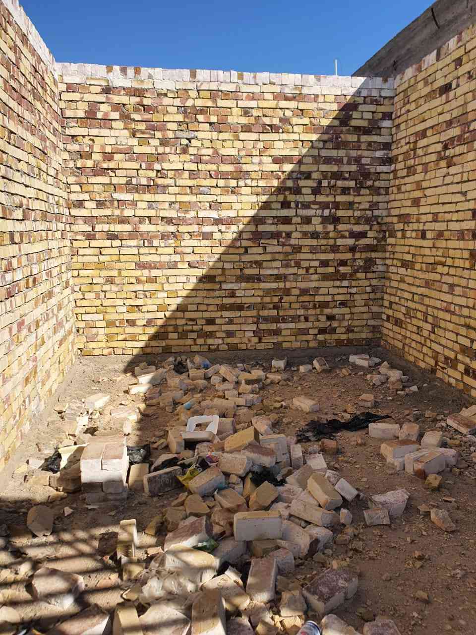 دار للبيع.. المساحه 180 بناء طابوق.. يحتوي.. 2غرف +منور  بين الغرف.+صاله 8×4 +مطبخ حار  وبارد + ستقبال 6.5×4 +صحيات داخليات وخارجيات.. المكان خلف المستشفي مباشرا بشارع رحيم ال كسار... السعر خاص. ‏‪0783 780 5549‬‏
