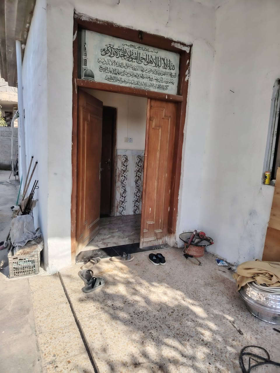 دار للبيع حي الجهاد طريق المطار نزلت بيت ابو سلام مجاور بيت العقيد ابو مصطفى خدمات ماء كهرباء مجاري السعر ١٠٠مليون وبي مجال يحتوي على غرفتين وصاله ومطبخ واستقبال صحيات خارجيه بناء رفت المساحه ٥٠٠م الاتصال على الرقم ***********
