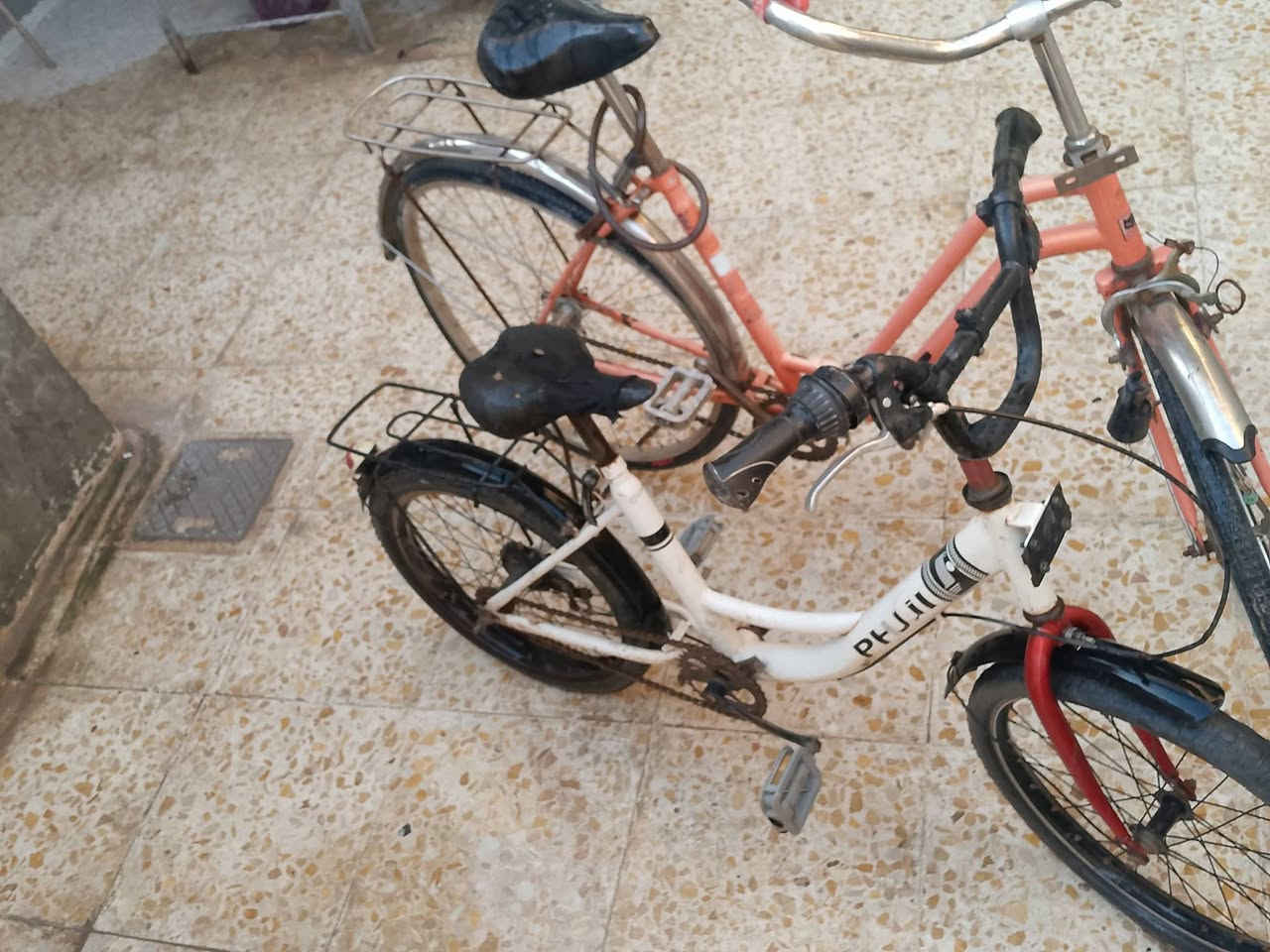 السلام عليكم ب
باسكلات بناتي حجم 26 او 20 البناتي العشرين نقصة بس  تاير او الستة وعشرين نقصة بس ويل سعر اثنينهن ب 50 الف


**إذا كنت صاحب هذا الإعلان وتريد حذفه لأي سبب، رجاءا أرسل رسالة إلى الدعم الفني**