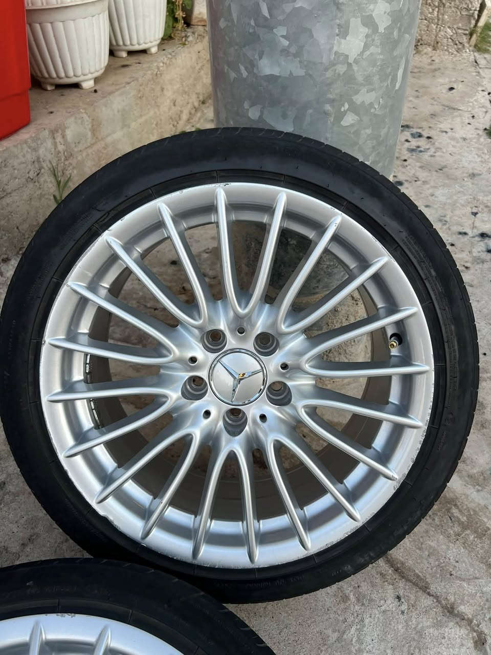 سەرەتا بە ناوی خوای گەورە
تایە و ویلی (mercedes) بۆ فرۆشتن قیاسی (١٧)
خواری و لەحیم و تەقیوی هیچ پێوە نیە 
تایەکانیش تازەن
سعر:400$دۆلار
0770 942 0123
