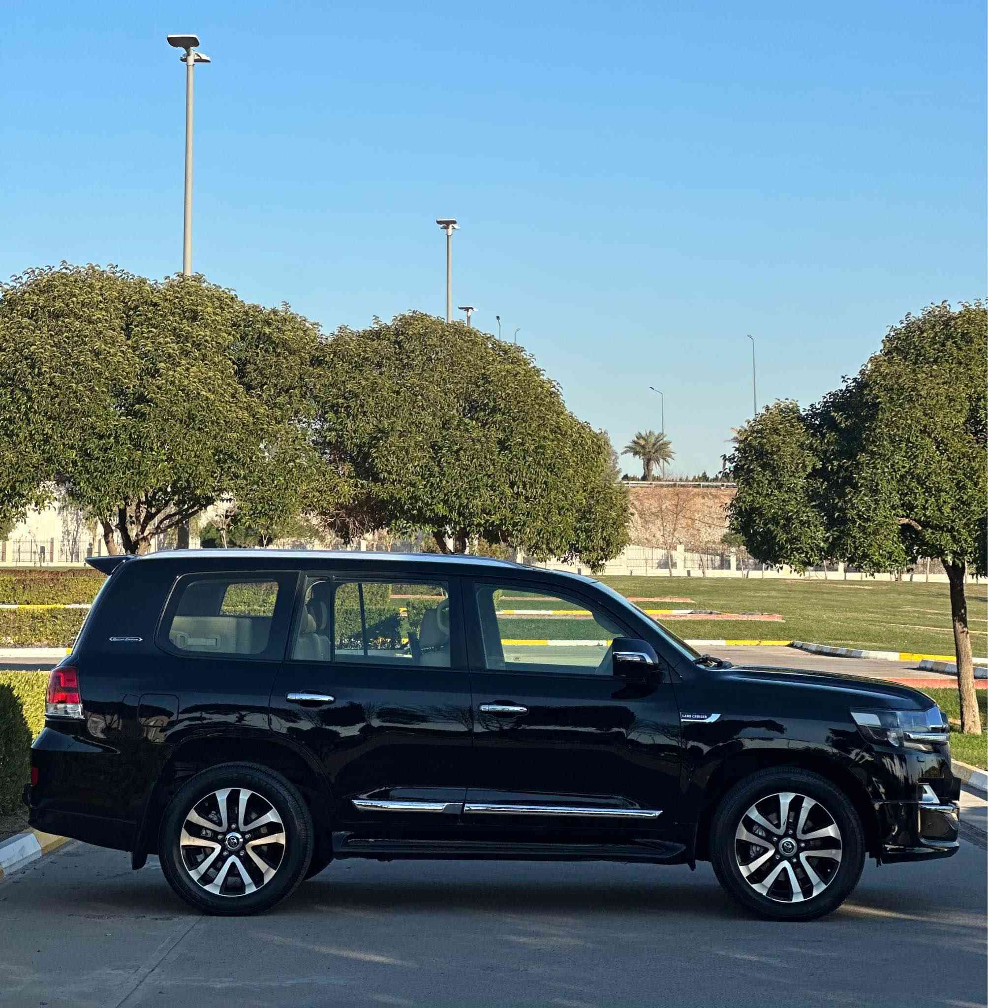 لاندكروزر 2019 شركة ساس اصلي V8
فوول فوول مواصفات 
محرك V8
كشنات امامي كهرباء ٣ دكم 
٣ شاشات
دشبول لكزز
٨ ايرباكات
ثلاجة
سلايد
تبريد مركزي 
كشنات جلد 
داخل بيجي
بخ ماي لايتات
رادارات
كامرة
شغال
وباقي المواصفات المعروفه السياره فووول الفول 

السيارة مكفوله كفاله عامة من الصبغ وكير ومحرك بشرط ادامة كاملة من شركة جيهان وتايراتها جديد 
السيارة ماشية ١٢١ الف كم حقيقي شرط الفحص
السيارة رقم اربيل باسمي هزة و فحص جديد ثاني يوم تحويل او الوكالة 
السعر 508$ وماكو هيج سعر بكل السوك 
مكان السيارة اربيل 
*********** Singapore
