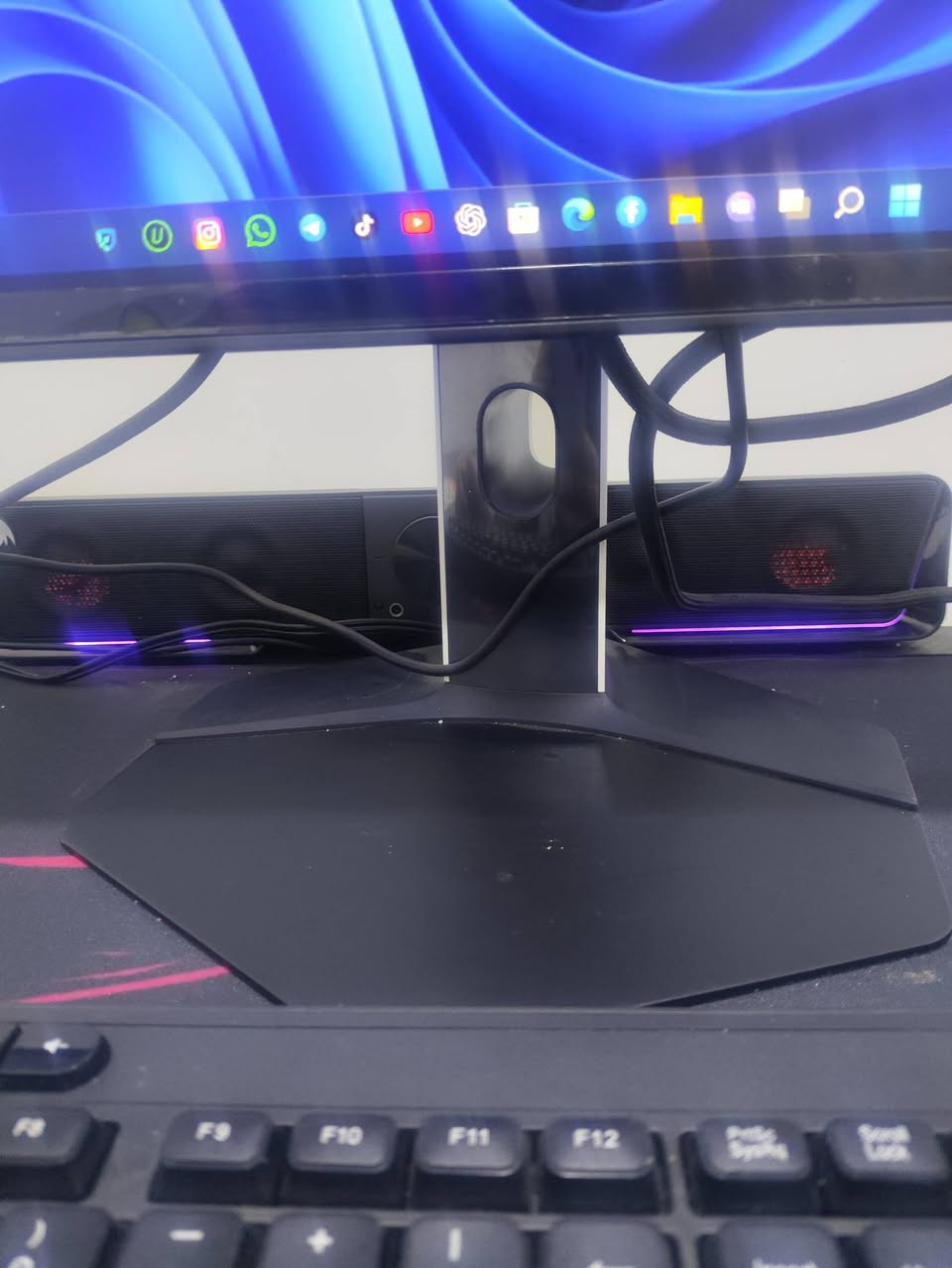 🔥 للبيع ست أب قيمنك كامل شبه جديد 🔥

استعمال شهر واحد فقط وبحالة ممتازة جداً.

المواصفات:

• CPU: Intel i5-14490F 5.0GHz
• GPU: RTX 5060 Ti 16GB GALAX
• RAM: 32GB DDR5 6000MHz RGB (16×2)
• M.B: ASUS PRIME B760M-A DDR5 WIFI
• Storage: NVME M.2 1TB Gen4 WD
• PSU: DeepCool 750W Gold
• Liquid Cooler: DeepCool LE520 240mm
• Case: RGB مع 7 مراوح

المحتويات الإضافية:

• شاشة Redmi G27Q Pro
• UPS 1KVA لحماية الجهاز
• كيبورد وماوس Redragon
• كرسي قيمنك مريح
• ميز قيمنك
• قطعة بث مباشر + توصيلات كاملة

الست أب كامل مناسب للألعاب والبث المباشر.

الحالة: نظيف جداً استعمال قليل
السعر المطلوب: 2,600,000 دينار
قابل للتفاوض للجادين.

📩 للمهتمين التواصل خاص.***********
