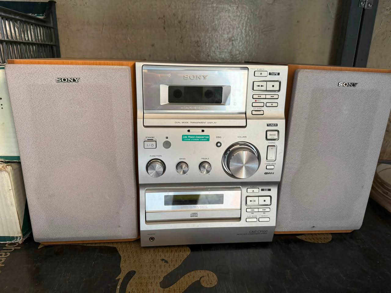 ميني سستم سوني 220 فولت
كامل مع سماعات 2 والريمون مالته والكتلوك 
يشغل اوكس و قرص و fm و كاسيت شغال كله نظافه ١٠٠٪؜ سعره ٨٥ 
مكاني بغداد الطوبجي ***********
