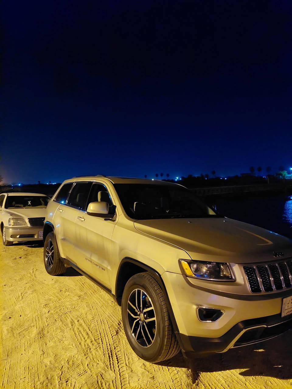 جيب كراند شيروكي لاريدو 2014
١.فتحه
٢.جنطة كهرباء
٣.فور ويل 4×4ثابت
٤.تدفئه مقاعد اماميه وخلفيه وستيرن
بقيه مواصفات عادية معروفه شاشة صغيرة
ماشية 141 الف كيلو متر
سيارة حلوة وناصبة لون ذهبي مميز
بدون صبغ فقط بارد مأشر بالمنشور وتكحيل 
وخدوش باب عكس سايق
سعر ٢٠٥ وبيها مجال 
رقم للتواصل *********** 
مكانها البصرة
