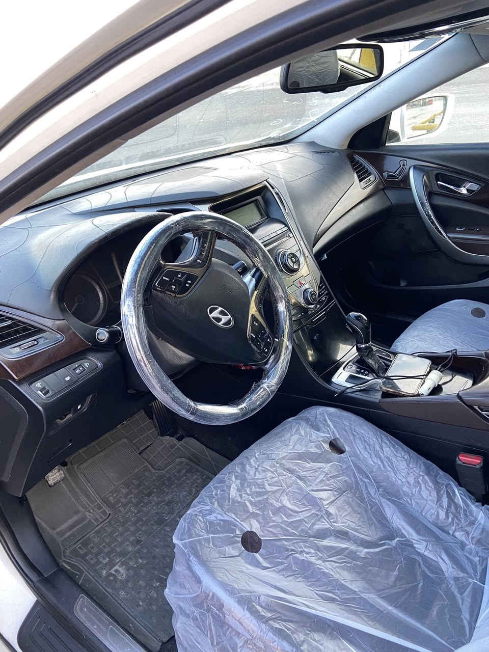 السلام عليكم للبيع ازيرا 2012 فول مواصفات vip داخل اسود بانورما 
معروفة مواصفاتها 
السياره بيه قطّعه ونص صبغ  بنيد ونص الجاملغ الخلفي والباقي كفاله عامه  كير كفاله تبريد ثلج محرك بي لاستيك ولف بخار كلش قليل ممبين اثر حماوه 
يعني محركها لا كايم ولا شي ولا رواجز.  
بغداد دولي سنويه وهزه جديد 
باسمي مداور ثاني يوم 
عنوان نجف 
السعر 112 قفل من الأخير 
***********
