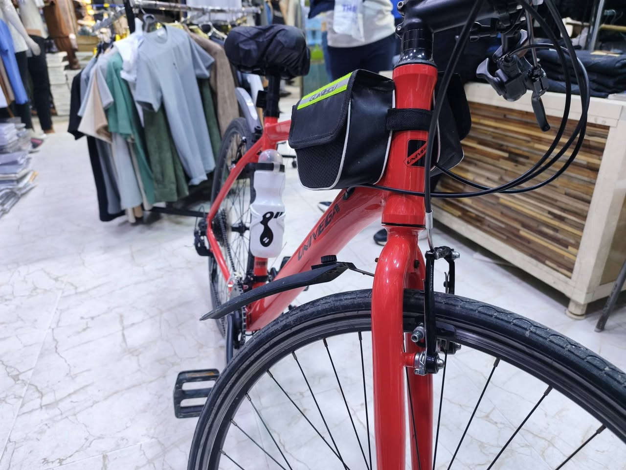 السلام عليكم
دراجه هوائيه من شركة يونفيكا امريكي 
نظافه 100%100 مثل ما واضح في الصورة 
الدراجه المنيوم بل كامل 
عدد سرعات الخلفي 8 و الأمامي 2 
مكاني موصل أيسر 
ادفع سعر إذا عجبني أبيعك 
للاستفسار اكثر اتصل على هذا الرقم 
***********
