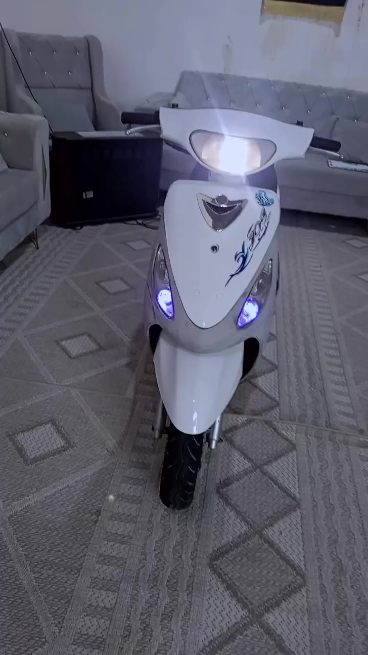 للبيع دراجة صايلهة 6 ايام طالعة من الحاوية كفالة عامة  كلشي شغال السعر 950 وبيهة مجال ***********9
