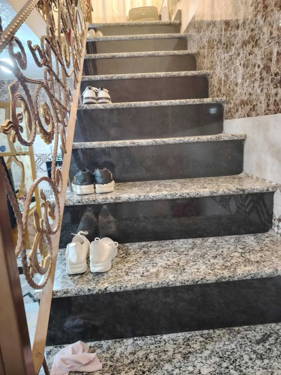 بيت طابو صرف طابقين خدمات فول حي الفنانين خلف مدرسه ابن طاوس بناء حديث الستفسار ***********
