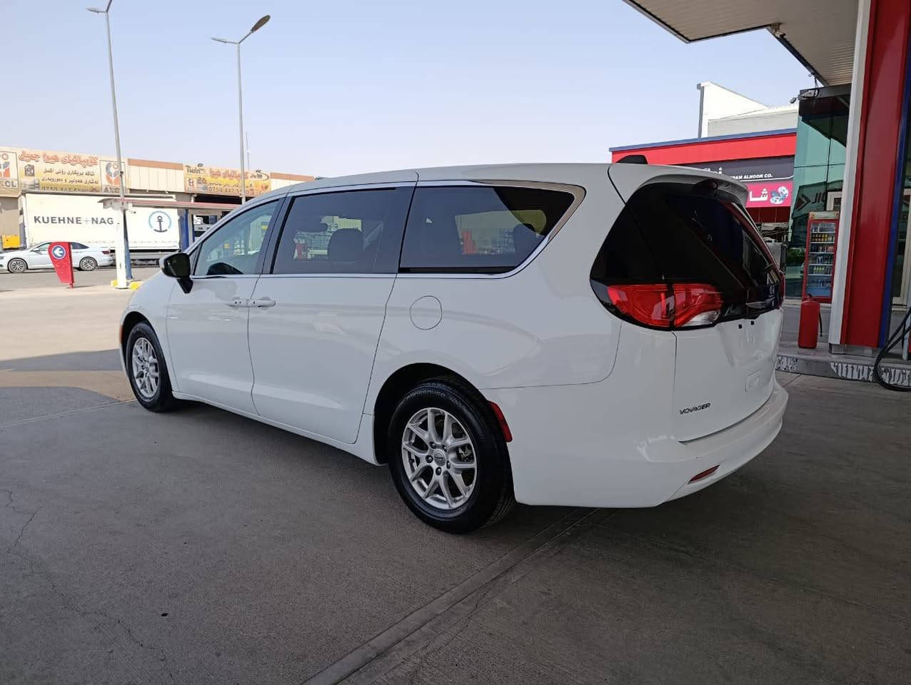 🚘 كرايسلر فيوجر  2024

- وارد امريكي 
لون ابيض
- ضرر : جاملغ امامي يمين و نص بوند و جاملغ امامي يسار شبر و بدون ايرباك (كافه الايربكات سليمه 100/100 
- رقم شاصي  2c4rc1cg6rr153000

- محرك V6 سعة 3.6 لتر
- كير أوتوماتيك
- الأبواب سلايد كهربائية
- مراقبة النقطة العمياء مع تنبيه على المرايا الجانبية
-  تنبيه الاصطدام الأمامي صوتي وبصري
-  بريك تلقائية لتفادي الحوادث أو تقليل شدتها
-  نظام تثبيت السرعة التكيفي يتحكم بالسرعة حسب حركة المرور ويوقف السيارة ويعيد تشغيلها تلقائيً
- شاشه لمس تدعم Apple CarPlay و Android Auto
-  4 مايكروفونات
-  منافذ USB و HDMI
-  ماسحات زجاج أوتوماتيكية تعمل عند نزول المطر وتعدّل سرعتها حسب الشدة
-  سيارة متكاملة، عائلية، فخمة، مريحة وآمنة، وجاهزة للاستخدام مباشرة

 السعر: 182$ ورقه بدون رقم 

تترقم محافظات الاقليم 
اربيل دهوك سليمانيه 

تترقم خصوصي و تكسي حسب رغبه المشتري👍

عنوان:اربيل شركة نورالبصرة شارع ١٠٠م مدينه معارض 
للتواصل
***********
*********** أربيل, العراق
