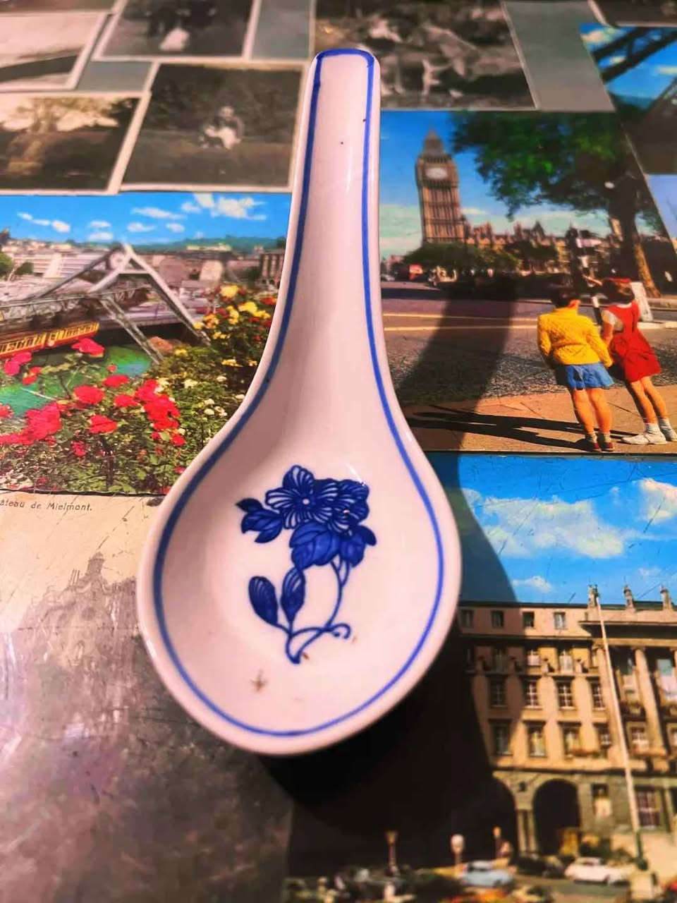 Antique Hand-Painted Chinese "Blue & White" Porcelain Spoon Set
​Description: A set of 3 hand-painted Chinese porcelain spoons with a blue and white floral design.
​Dimensions: 13 cm.
​Condition: Excellent Vintage Condition, No Chips, Cracks, or Flaws.
​📸 Please review the photos carefully as they form part of the description.
​📦 Shipping Available to all governorates.
​✉️ For price and serious inquiries: Please send a direct message (DM). الاسكندرية, مصر


**إذا كنت صاحب هذا الإعلان وتريد حذفه لأي سبب، رجاءا أرسل رسالة إلى الدعم الفني**