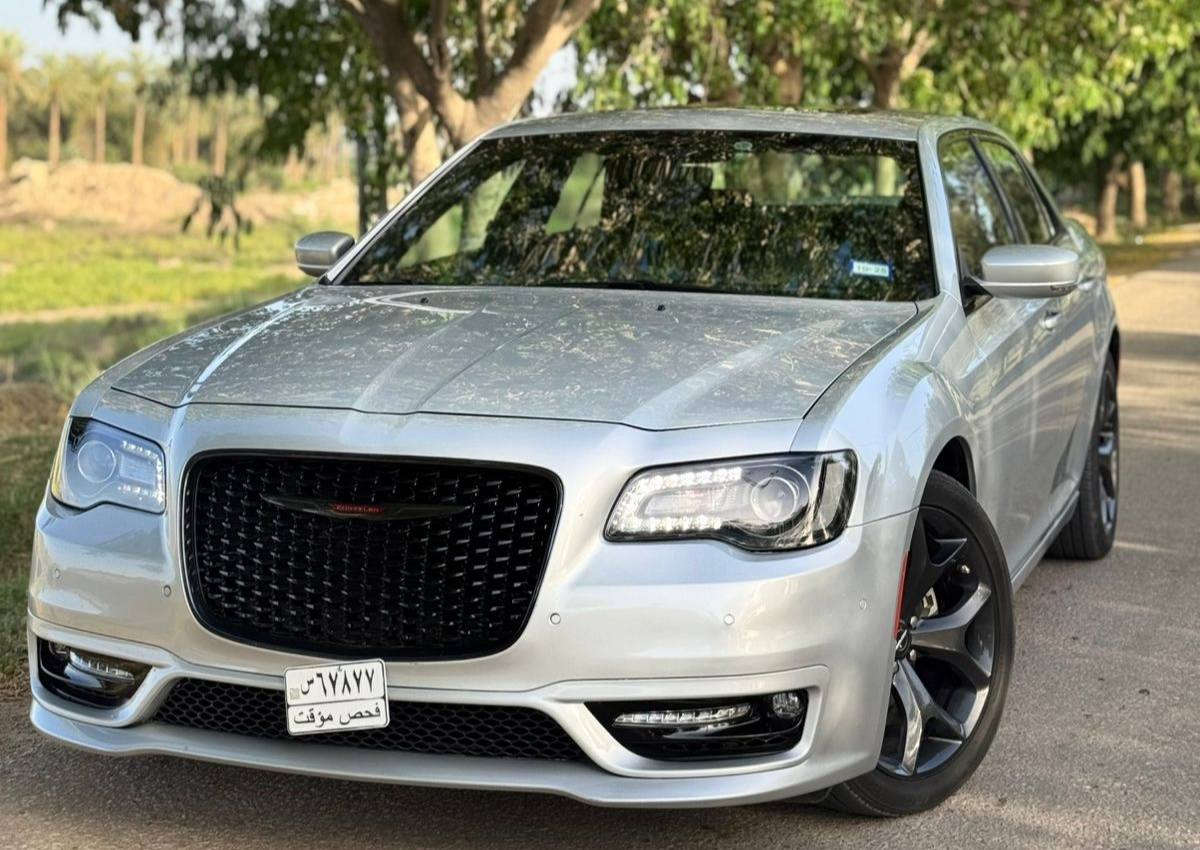 كرايسلر 2023 S 
- شفتات ستيرن - داخل اسود - سقف بانوراما - دمام بالصندوق - شاشة كاربلاي نفكيشن- اشارت ترحيب - تشغيل عن بعد - ويل حجم 20 - كشنات كهرباء - حساس امامي خلفي - ردار جانبي - اشاير مري - سستم صوت الباين  - عدد المسافة 34 الف
فحص موقت تترقم بغداد سعر بدون لوحات لي يريد مرقم عادي اني ارقمله حدثها جاملغ امامي جهة اليمين مبدل اصلي نفس لون بدون دواخل + اجه بيها قطعتين كلير من امريكا الباب والوره السايق والجاملغ الخلفي بدون دواخل والباب منظفه من الكلير 
رقم صاحب سيارة ***********
