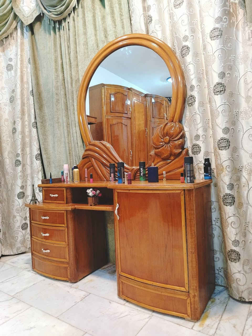 غرفة نوم تسكام صاج داخل وخارج شغل ثقيل ضهر جرجوبه خمسه ملم استعمال قليل مابيها اي ضرر تكمه مكفوله من الشخط العنوان حلة حي الجزائر ***********.    ***********
