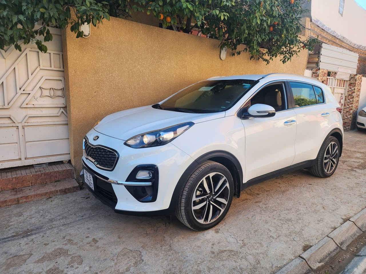 السلام عليكم. سبورتج موديل ٢٠٢٠الشركه الدوليه
كفاله عامه 
ماشيه ٣٣ الف شرط
بغداد بأسمي شرط التحويل
مواصفات اعتياديه 
السعر ٢١٠
ديالى ..بعقوبه 
***********
