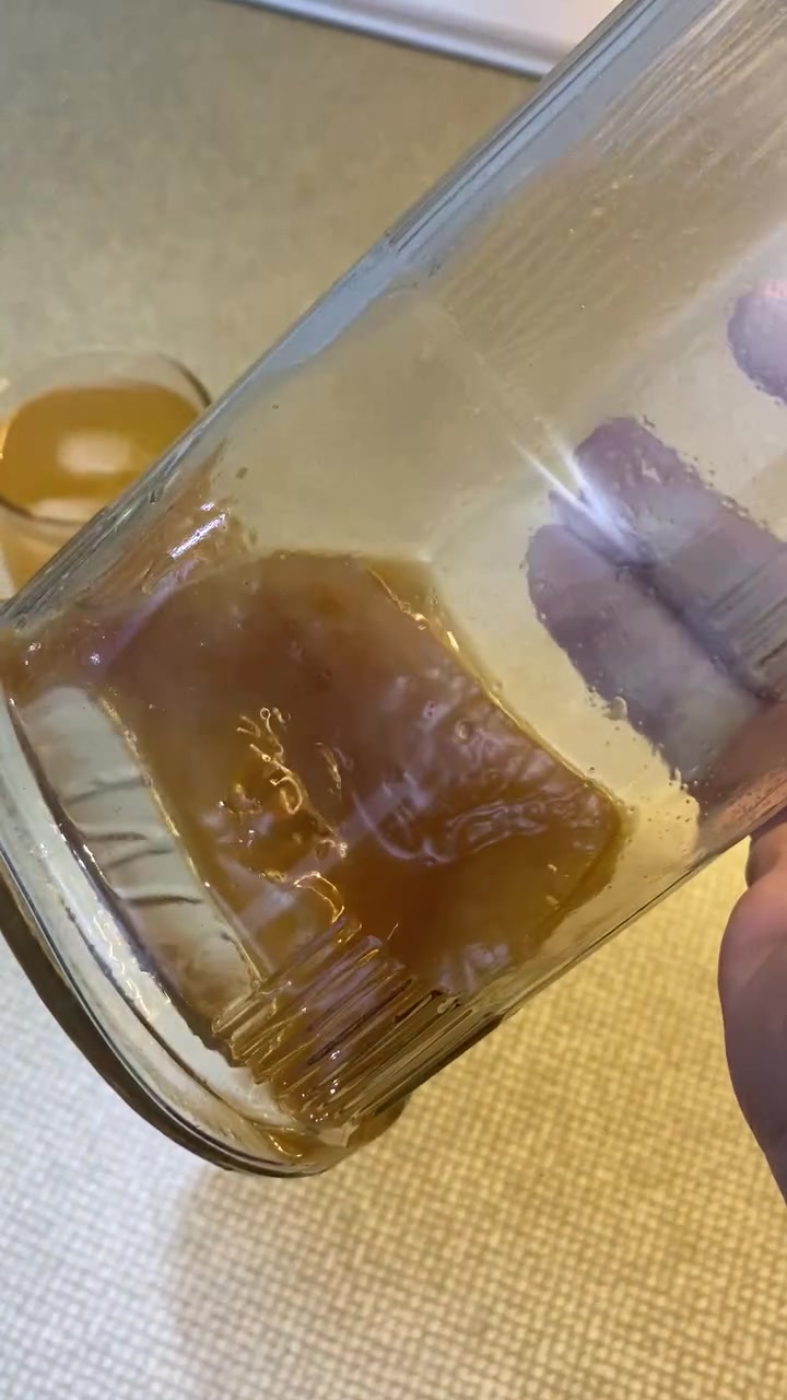 السلام عليكم جميعاً 💗
خل التفاح مالتنا نسوي و نحتفظ بي في علب زجاجية ( اهم شي حتى ما يتفاعل مع البلاستيك و يتحول الى سموم بدل الفوائد العظيمة ) 
و اهم شي أُم الخل موجودة و هو دليل على نجاح و أصالة المنتج 

اليوم جايبة لكم منتج أحبه شخصياً وأستخدمه يومياً في مطبخي..
وهو خل التفاح الطبيعي العضوي من صفحتنا الجديدة "خل تفاح نانا".

مميزاته:
✅ عضوي ١٠٠٪ من تفاح طازج.
✅ غير مبستر (يحتفظ بـ "أم الخل" والإنزيمات المفيدة).
✅ غير مفلتر، يحتفظ بكل العناصر الغذائية.
✅ معبأ في زجاجات زجاجية لحماية الطعم والجودة.

استخداماته الرائعة:
🥗 في السلطات والتتبيلات.
💧 مشروب صباحي للرجيم والهضم.
🌿 للعناية بالبشرة والشعر (مع الماء والورد).

🌱 جربوه وقدّروا الفرق بنفسكم.. الطعم الأصلي والفوائد الحقيقية.

للطلب أو الاستفسار، تواصلوا معي على الخاص أو عبر صفحتنا 👇


**إذا كنت صاحب هذا الإعلان وتريد حذفه لأي سبب، رجاءا أرسل رسالة إلى الدعم الفني**