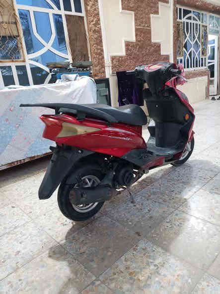 السلام عليكم
سكنس فحل (دسك)
دراجه كله شغاله 
كهربائيات دبل اشاره لايت بك لايت هورن كلشي بيه شغال
ويل كب كروم  تخم تاير جدد 
مكينه( ماكس) بلاديه و خرسه 
شلعه ومعدل خير من الله
نقص فقط باتري 
مكاني حله ابو غرق
السعر 225وبيه مجال حك الجيه
***********
