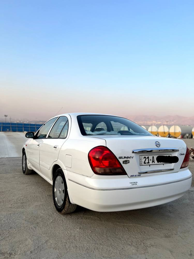 نیسان سەنی یابانی 2009
مەکینە سپی گەورەی زۆر پاک 
سەنەوی تا 2030 تازەیە بە ناو خۆمەوەیە
بۆیاخ دوو دەرگاو چەملاغی لای سکن بێ ناوگرتن 
سەیارەکە زۆر پاک و جوان ماوەتەوە  نمونیە لە جوانی
 سەیارەکە لە سلێمانیە 
***********
*********** السليمانية, العراق
