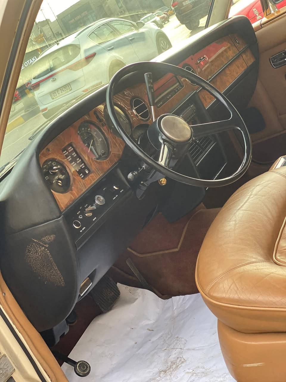 السلام عليكم
للبيع رولز رايز 1981 
موديل سيلفر سبيريت
السياره جديده جدا 
السعر 25 الف دولار وبيه مجال
مكانه السيديه 
للاستفسار ***********
