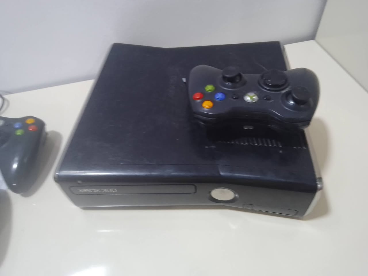 السلام عليكم و رحمة الله وبركاته
عندي اكس بوكس 360لون اسود نضيف 100٪ لوك ستيكر و معه هارد و 198لعبة و 2 جوستك واحد اصلي و الثاني تجاري
 و السعر 115 و بي مجال للاستفسار التواصل
على
***********
***********
و اراوس ببلي 4
