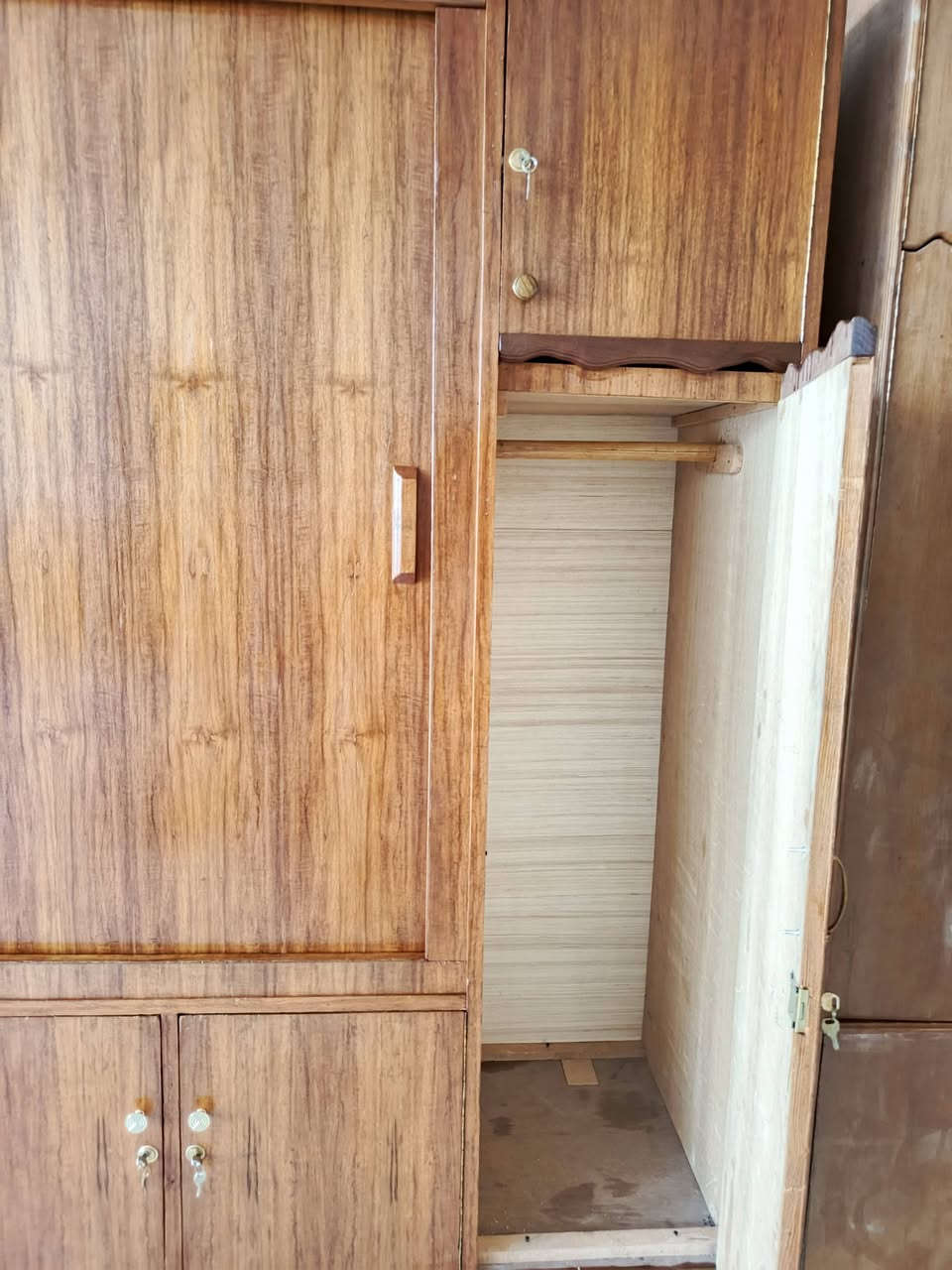 سلام عليكم🙋🏻‍♂️
اليوم العروض شيء مختلف قطعه تحفه وشغل حطاطه😍
معرض فراش سلايت تك باب كنتوري شغل صاج خشب حطاطه عراقي🫴🏻
الطول 2 متر و40 سنتيم يعني 240 سنتيم والعرض 2 متر و25 سنتيم يعني 225 سنتيم  ولعمق دواخل 60 سنتيم والنضافه فووول🛠
والسعر بس 265 ألف🔥😉
جلؤلاء مدخل سيطرة المعسكر  بدخوليه بلظبط عل ايدك الايمنه 🌺 مزاد ارشد الدهلگي
꧁***********꧂
