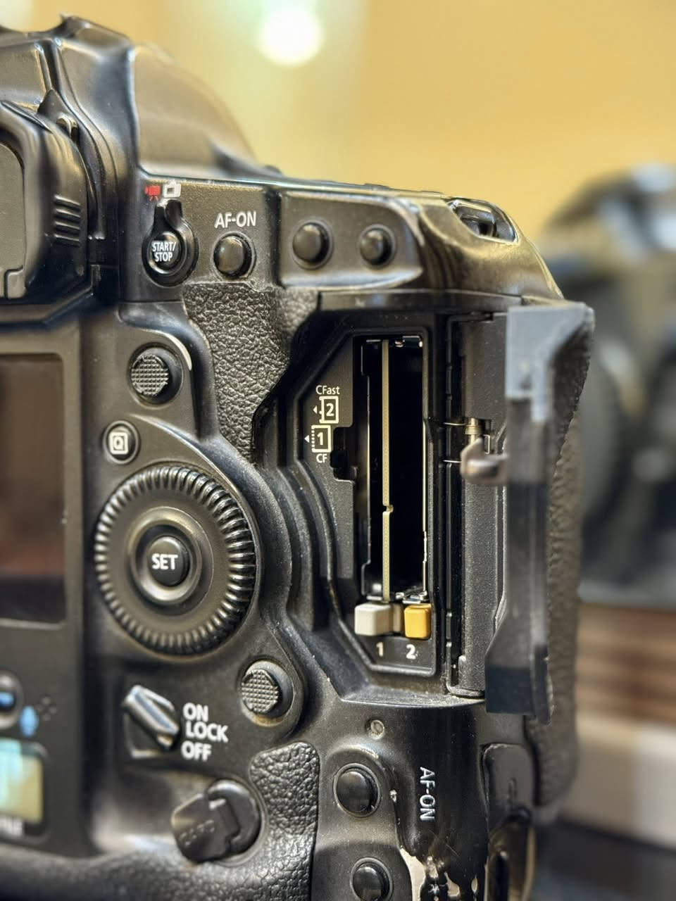 📸 للبيع | Canon EOS-1D X Mark II
كاميرا احترافية بحالة ممتازة  ومجهزة بالكامل، مناسبة للمصورين المحترفين وتصوير المناسبات والرياضة.

🔹 المواصفات والملحقات:
• بطاريتان  
• شاحن أصلي  
• ذاكرة 128GB  

💰 السعر: 17 ورقة  
📍 مكاني : كربلاء  

📞 للاستفسار والتواصل:
0775 896 8301
