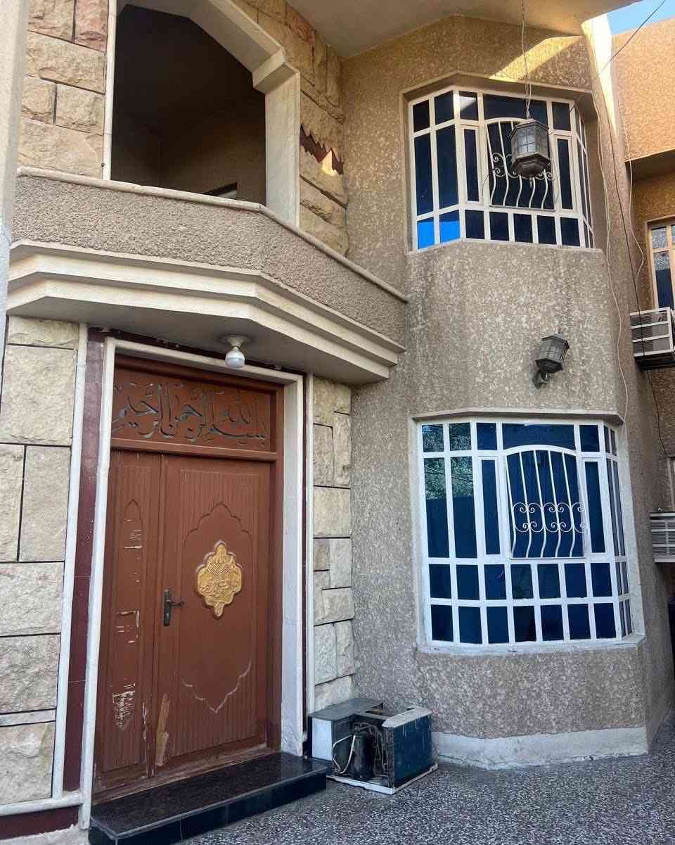 للبيع موقع ممييز مع تشجير ٤٠٠م امامي
البلديات قرب الجسر الجديد طابو صرف
يبعد عن شارع المشتل الرئيسي 
١٥٠متر
الواجه ١٢.النزال ٢٠ 
المساحه الكليه  240متر
يحتوي على كراج وحديقه مع حمام خارجي
الطابق الارضي
استقبال وهول مستقل وغرفه نوم 
مع الخدمات وحولي الدرج مع ترك 
عدد ٢
الطابق الاول 
يحتوي على ٤غرف نوم مع الخدمات
لمزيد من المعلومات
الاتصال على الرقم
***********
مكتب عقارات القناة
