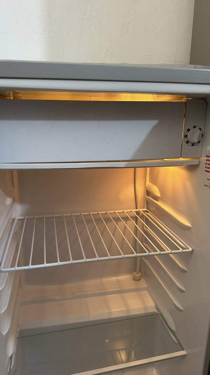 ‏ثلاجة للبيع حجم صغير للاستفسار ***********
