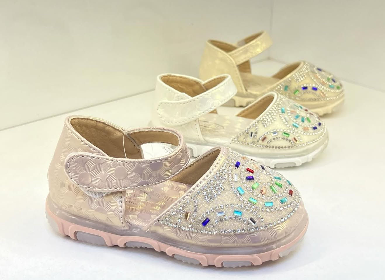 حذاء بناتي موديل جديد ولطيف جداً 👟🎀
أناقة وراحة لبنوتاتكم بأجمل تصاميم العيد 💕

✨ متوفر بـ 3 ألوان مميزة
👣 القياسات: من 21 إلى 25
🪶 خفيف الوزن
👌 سهل اللبس ومريح بالحركة

🎊 موديلات العيد متوفرة حالياً بالمحل
زورونا وتشوفون كلشي جديد ومميز ✨

📍 العنوان: واسط – كوت – شارع الأطباء – قرب د. علي ياسر


**إذا كنت صاحب هذا الإعلان وتريد حذفه لأي سبب، رجاءا أرسل رسالة إلى الدعم الفني**