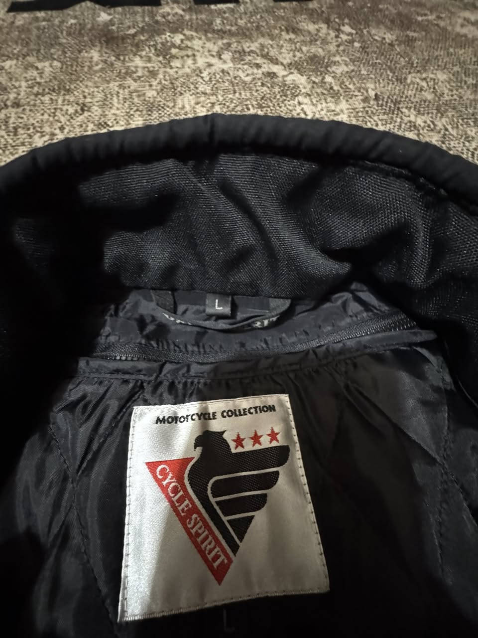 السلام عليكم يوجد بدله ماركه   مال دراجه بطح والثاني ستره مال رحاله كسارات منه وبيه  والسعر اتصل***********  العنوان بغداد
