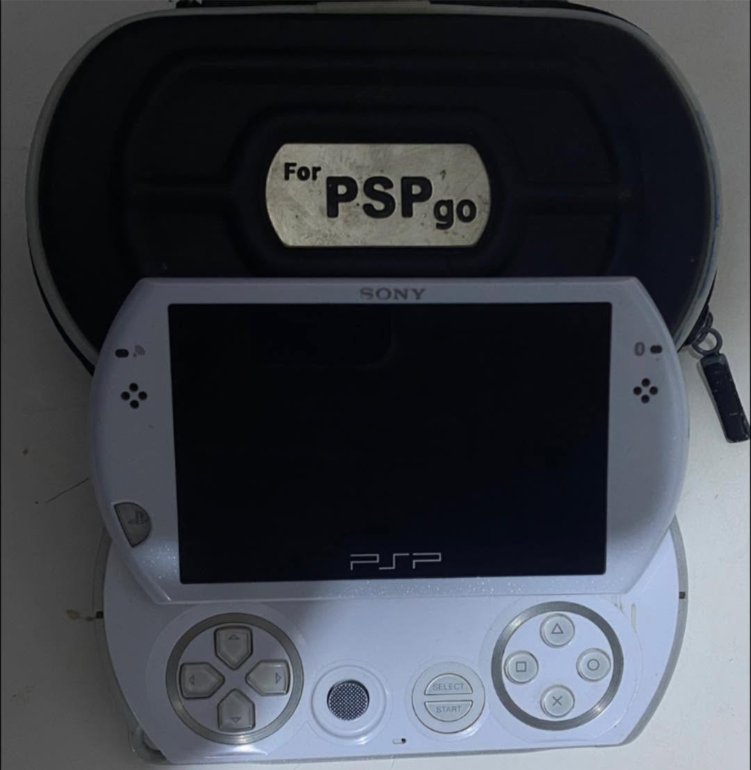 للبيع PSP Go أبيض
* الحالة الخارجية جيدة كما موضح بالصور
* الجهاز صارله فترة مخزون
* حالياً ما يشتغل وما عندي كيبل شحن حتى أجربه
* احتمال يحتاج شحن أو تبديل بطارية، وما أضمن السبب
* يجي ويا الحافظة الاصلية الموجودة بالصور
* البيع على حالته الحالية (As Is)
السعر: 50 الف وبي مجال


**إذا كنت صاحب هذا الإعلان وتريد حذفه لأي سبب، رجاءا أرسل رسالة إلى الدعم الفني**