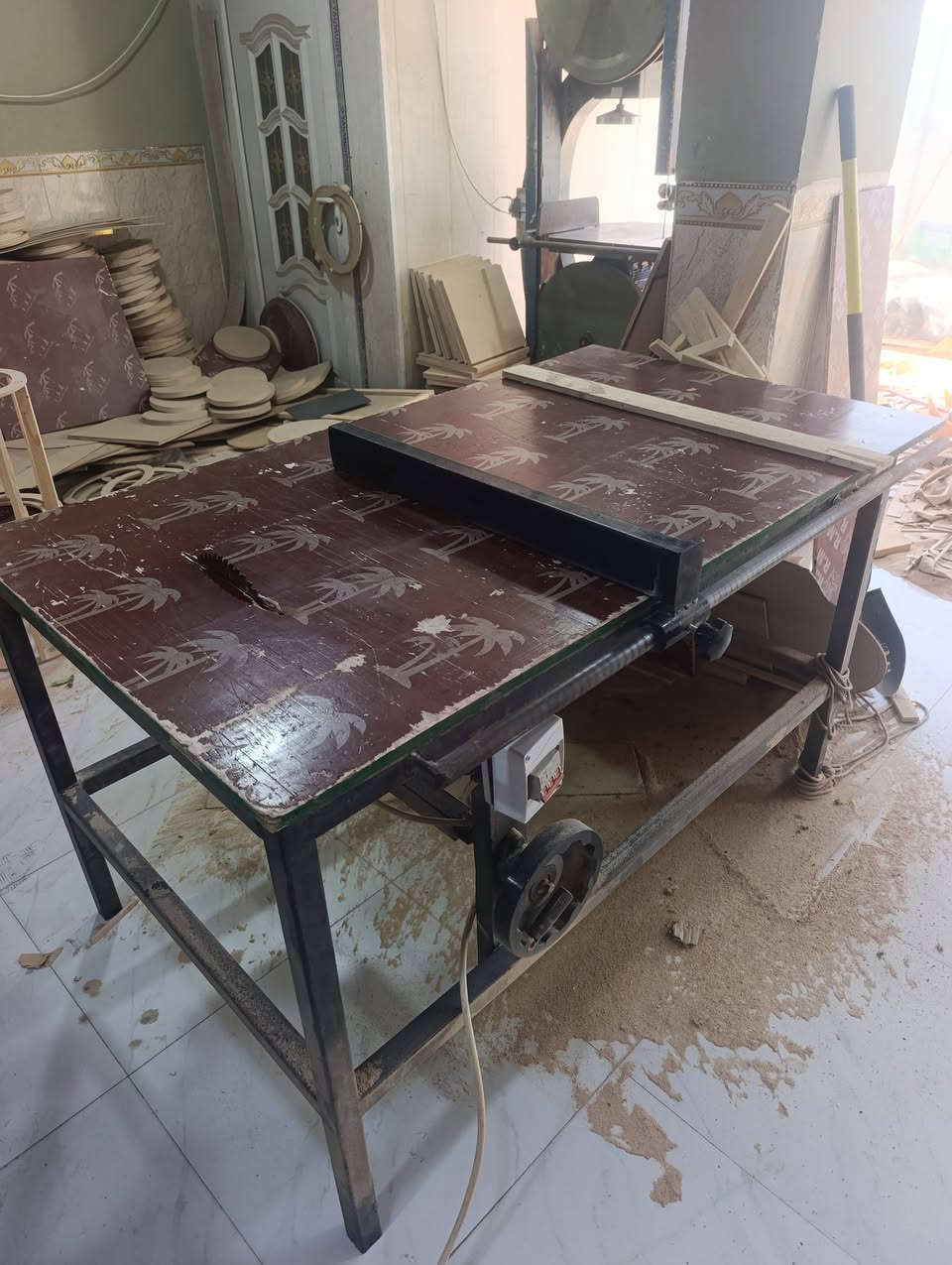 معمل متكامل للبيع
الموقع الشعب قرب جامع الشروفي 
***********
