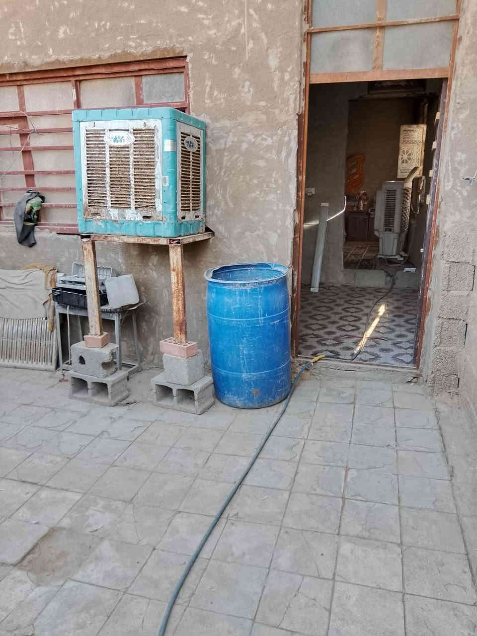 السلام عليكم بيت 125 متر ب مجمع فدك (مسجل في الأمانة) مثل ما موضح كدامكم خطين مي كهرباء على الرئاسة و مجاري .. البيت واقع حال كلشي موضح بصور . مكانه قريب على شارع حسينية علي الشوكي شارع عريض و عالي . السعر ٢٥ و بي مجال (للشرااي)
