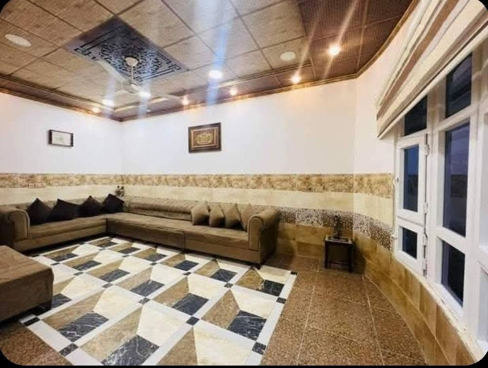 دار حديث للبيع (السعر ١٢٠)
الموقع : حي النسيم (قرب فندق نينوى اوبروي وسايدين مستشفى ابن سينا)
المساحة : 130 متر
الواجهة : 10 متر
الاتجاه : شروق تام
صنف العقار : زراعي سند 25 حق التصرف طابو زهور أراضي الصابونجي
عرض الشارع  : 10 متر
ط1 غرفة واستقبال وهول ومطبخ وصحيات وكراج
ط2 اربع غرف وصحيات وبلكون وبيتونة
للاستفسار
***********
***********
نستقبل طلباتكم العقارية بيع شراء ايجار

