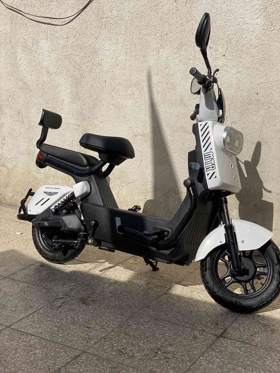 سلام عليكم 
دراجة شحن البيع  
إسم الدراجة MTR
الدراجة نضيفة و بحالة منتازة 
السعر 365 وبية مجال حك الجية 
رقم ***********
