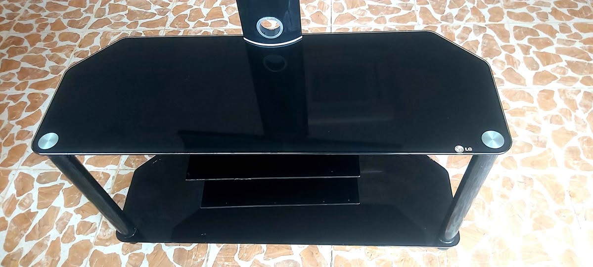 للبيع ميز تلفزيون بلازمة السعر 20 وبي مجال 
*********** كركوك, العراق
