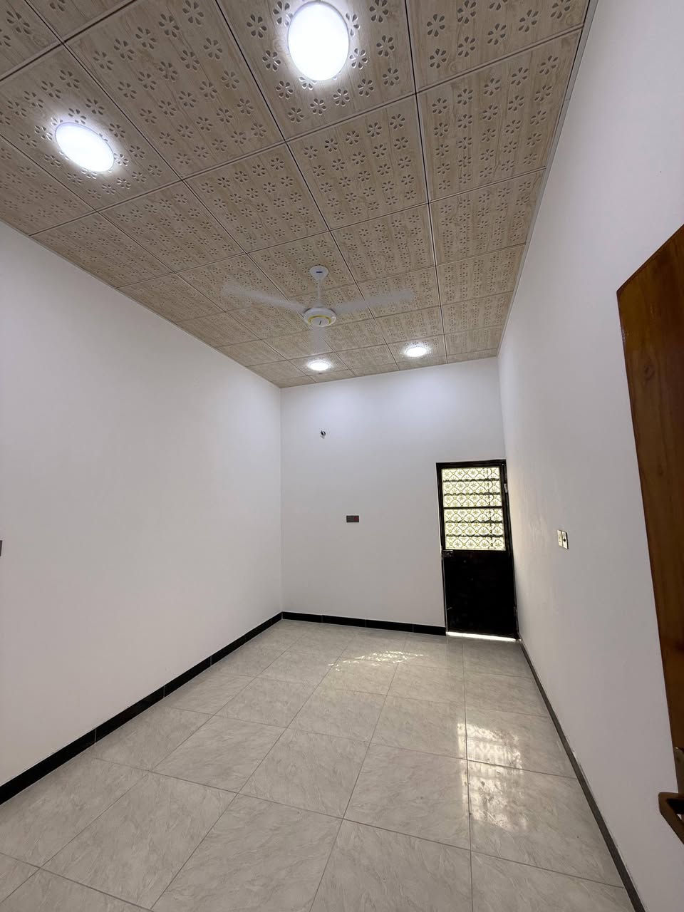 دار سكن للبيع 🏠
تستلم دارك عند المكاتبة مفتاح 🔑
تصميم مميز ملكي ( أكيد أجمل من التصوير )
#المساحة :: 120م 
الدار قريب  علا السايدين الداخل 300م
#العنوان :: إبي الخصيب - الصنكر - قرب مازن سنتر .
#يحتوي :: كراج . استقبال . مطبخ . صحيات خارجية .
صالة . درج . صحيات داخلية . غرفتين منام . مناور .
…………….
ملك صرف زراعي عراقي نموذج 25
…………….
#السعر_المطلوب :: 75مليون قابل للتفاوض .
…………….
#علماً / دار ثاني بجوار هذا الدار جاهز وبنفس وقت
للاستفسار ***********
***********
