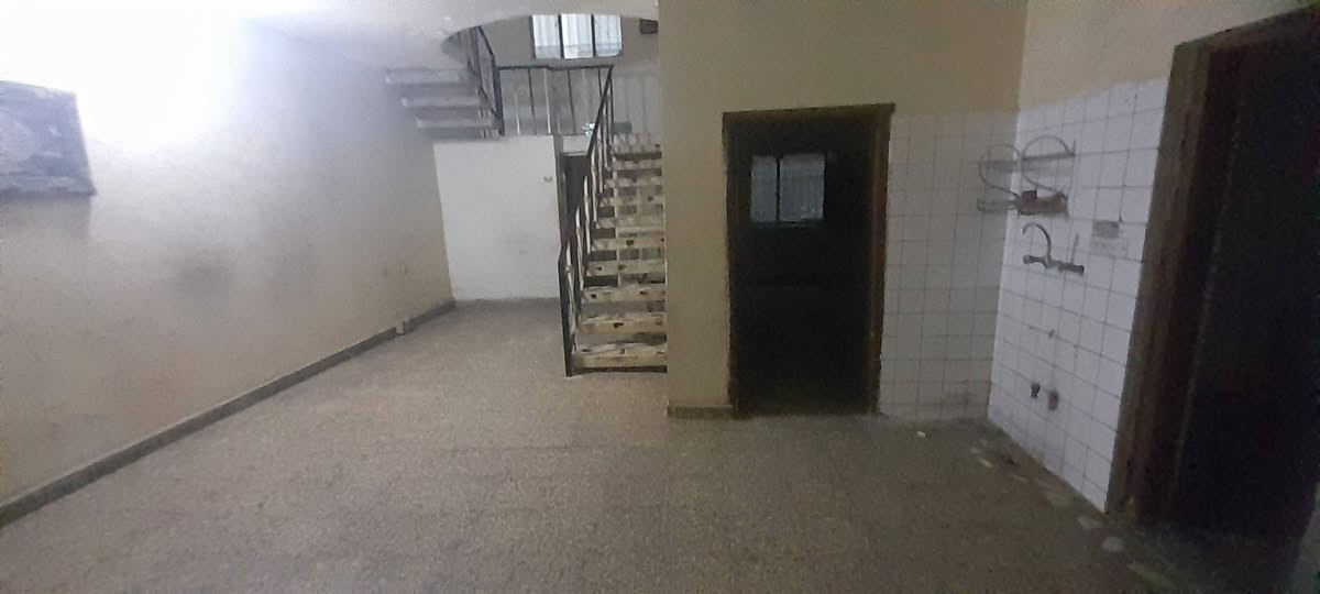 دار للبيع في منطقة الشرطه الرابعه شارع البالات المساحه ٢٢١ متر يحتوي على كراج كبير وحديقه وصاله ومطبخ وهول وغرفتين نوم وخدمات المراجعه مع مكتب الاماني للعقار/***********
