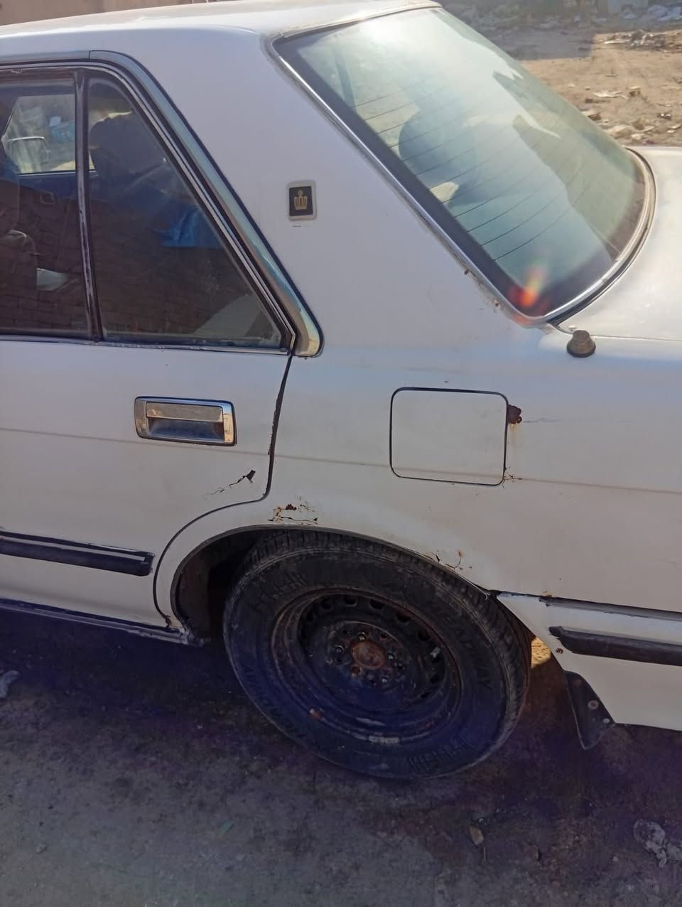 السلام عليكم سيدان للبيع موديل 88 ايسر بلاد 
رقم صلاح الدين سنويه منتهيه 23 كير ومكينه 2 ونص تخم تاير باتري جدد تبريد ثلج وي السويج 
سياره تريد ترتيب قليل صاحب السنويه بالشطره 
مكاني ناصريه الاسككان الصناعي السعر 33وبيها مجال اتصال ***********
