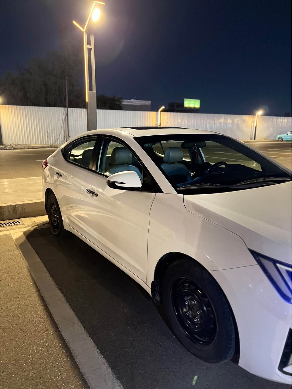 سلام عليكم 
النترا 2019 فول مواصفات بصمة تشغيل وبصمة ابواب وفتحه اشاير بلمرايات الجانبية + شفط حساسات امامي خلفي السياره خليجي بدون حادث فقط طخه بلجاملغ والباب ومصبوغه ماشيه 143 الف الصدر وتخم تاير وبلكات جديد
تحويل ثاني يوم عنوانها بغداد السعر 144وبيها مجال حك الجيه 
*********** بغداد, العراق
