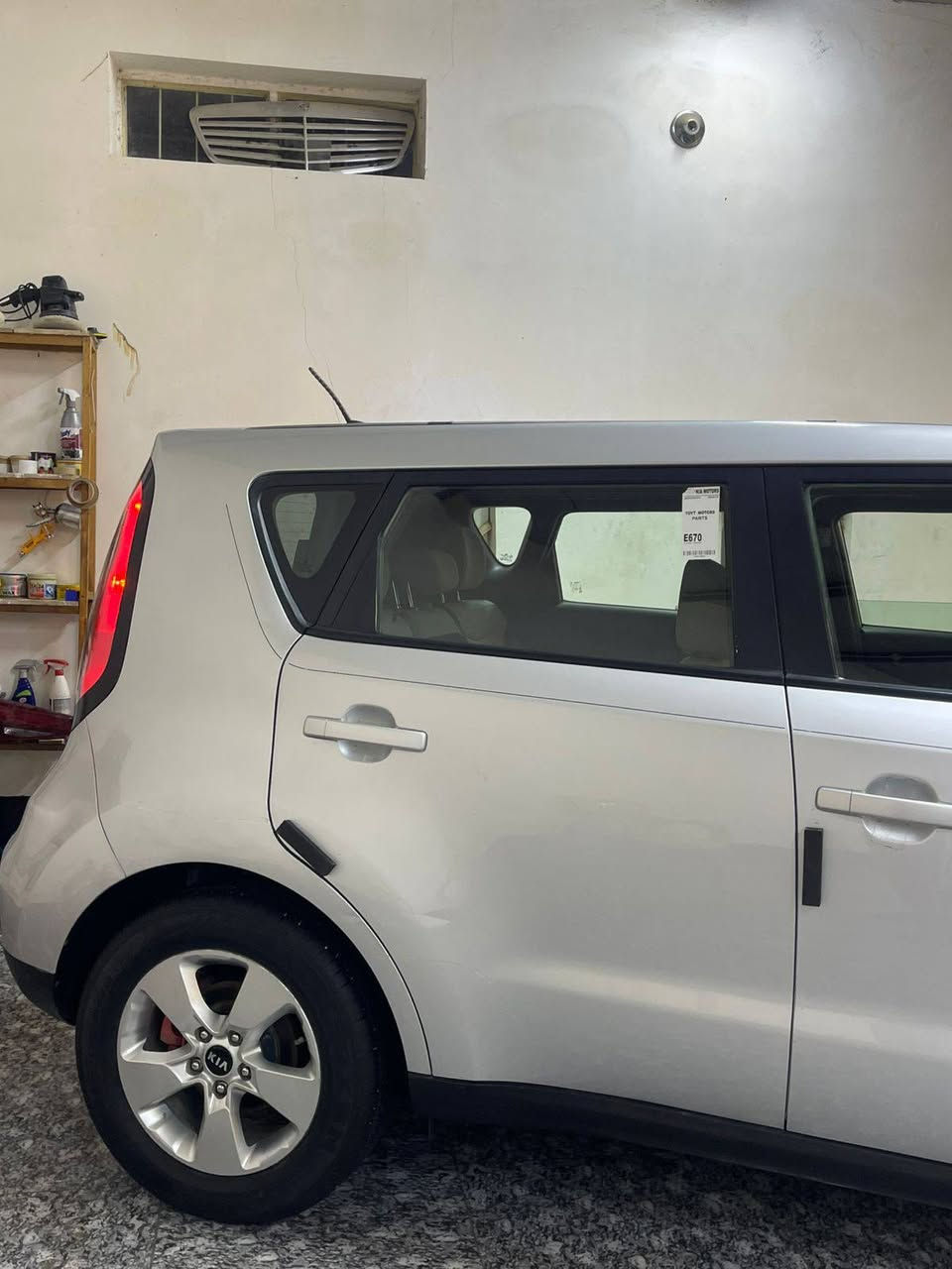 السلام عليكم ورحمه الله وبركاته
للبيع كيا صول 2017 
رقم شمالي اربيل رقم وهزة وسنوية جدد 
وارد امريكي كفاله حادثه دعامية امامية فقط ومبدله وكاله اصلية نفس لون 
مكينه ١٦٠٠ جديده مامفتوحه 
كير وضع شركه 
حدادية ٨٠٪ 
سيارة جدا جديده واستعمال شخصي
زوج تاير جديد
سبير وعدة ما ملعوب بيها 
سيارة نضافتها ١٠٠٪ 
ومابيها نقص 
مكانه بابل مسيب سعر 118 وبيها مجال للشراي للستفسار اكثر اتصل ***********
