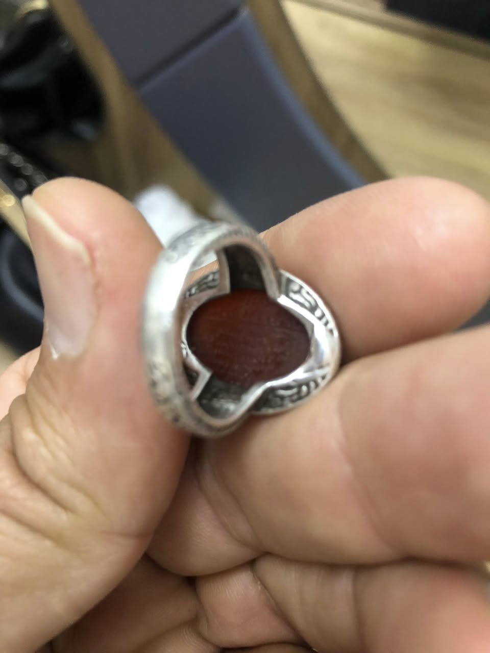 عقيق يماني مشمشي قديم مااخوذ من ضريح الامام علي ع واني ناقش عليه قبل ٥ سنوات طلسم عين علي ع وخمسة اصحاب الكساء يم احمد ابن سيد فراس الخرساني الخطاط المعروف 
الفضة قديمة عيارة ٩٢٥
السعر ١٢٥ الف


**إذا كنت صاحب هذا الإعلان وتريد حذفه لأي سبب، رجاءا أرسل رسالة إلى الدعم الفني**