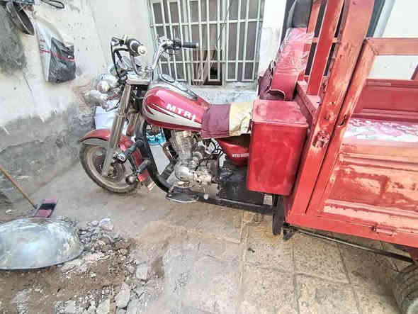 سلام عليكم ستوتة امتير لبيع رقم اسود سنوية  شاصي مكفول نضيف مديل 2009 محرك جديد كهربايات جدد اشاير غراض كلة جديد سعر 1400 وبيه مجال مكان نجف كوفة تعال وبيك خير و تدلل رقم ***********
