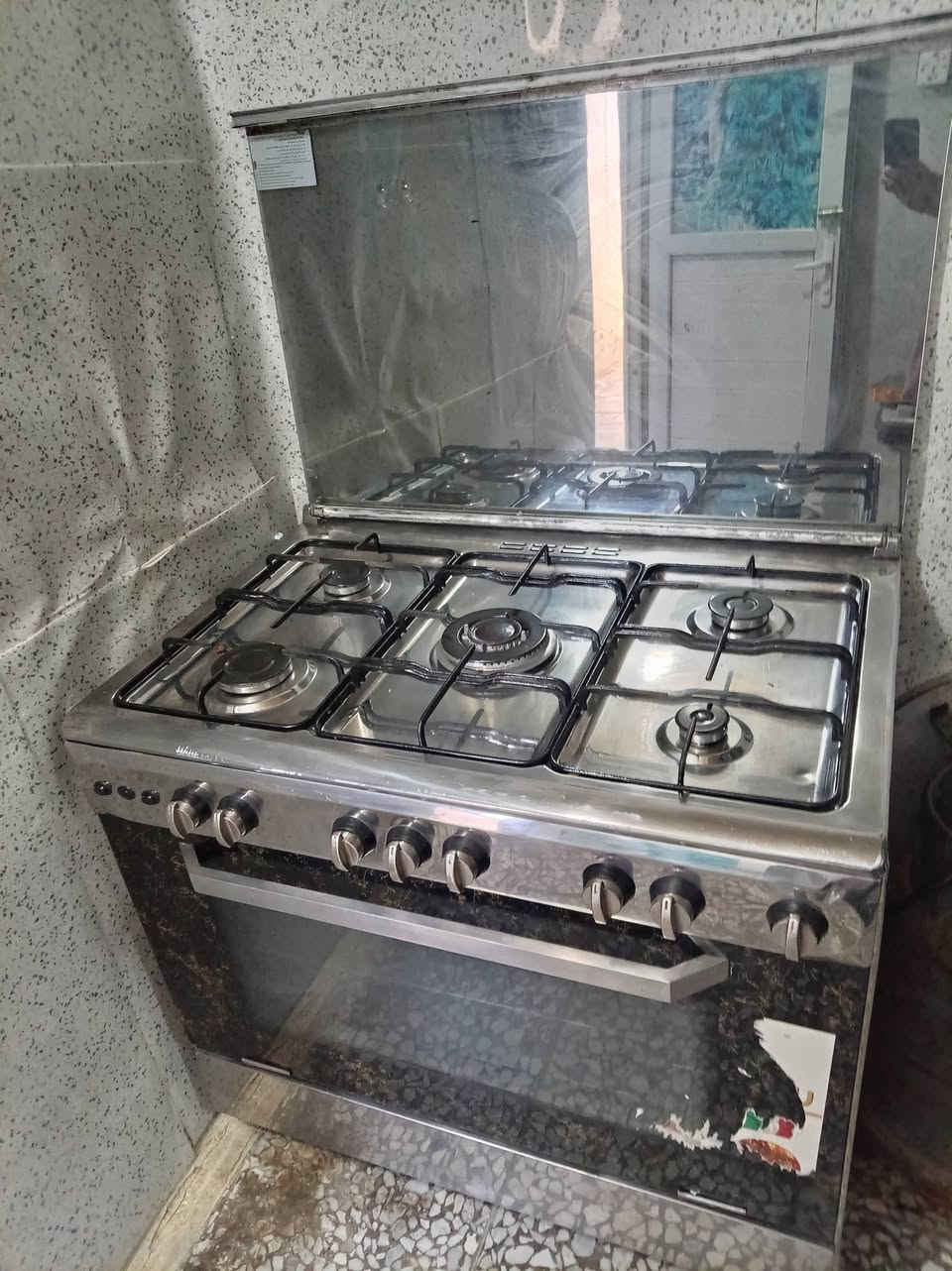 عندي طباخ ابو الخمسه ديالك لاصلي اريده 170 بي مجال بس نار البنص حمره والباقي خظره ***********
