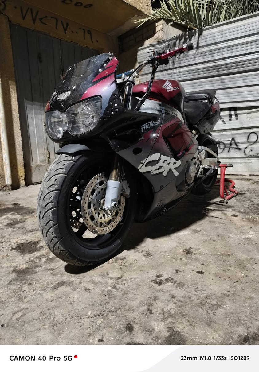 السلام عليكم شباب دراجه لبيع cbr919 الدراجه شغاله نكره سلف ومكينه خير من الله شلعه ومعدل يخبل بس طلع صوت بل مكينه وماعرف شنو هوه وإني عسكري موهلكد اعرف بيهة شوفت عينك مثل ماموضح بل صوره الدراجه هيج ابيعها إلي مايشتري لا يكسر بحلال العالم رجاء 🙏السعر 8$ 
*********** مكاني بغداد
