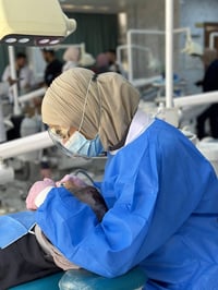 الي محتاج علاج  1- حشوة ضوئية  2- قلع الأسنان والجذور التالفة  3-تنظيف...