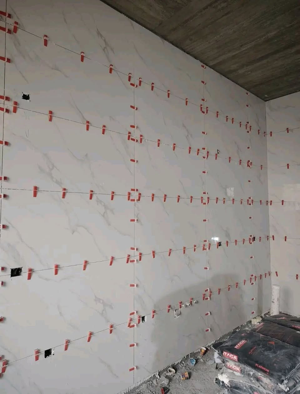 السلام عليكم خلفه متفرغ سيراميك  اشتغل تصفير وتطبيك جدران ألواح بلمادة  والارضيه اشتغل ع المتر مع تطبيك الدرج 
 ***********
