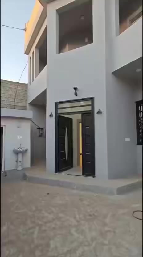 دار للبيع 200م وجه 10م ونزال 20م ديوم حي التوحيد
طابقين اربع غرف نوم واستقبال معزوله وصاله ومطبخ
حمامات داخليه وخارجيه 
السعر 145 مليون وبي مجال 
للاستفسار *********** و *********** 
يرهم مراوس ب تونات 100م
