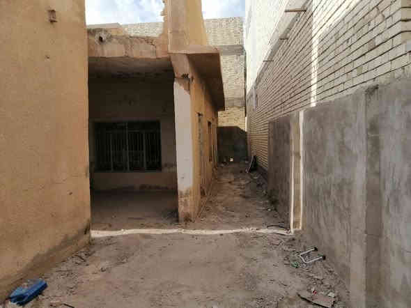 عندي بيت حي المكرمه مساحه ٢١٦ م بيت قديم مساحه ٢٦٦ بايع الحديقة ٥٠م وباقي ٢١٦ لبيع منطقة الثمن تالاف قريب على جامع الإمام المهدي سعر ١٨٥ مليون الاتصال على الرقم *********** النجف
