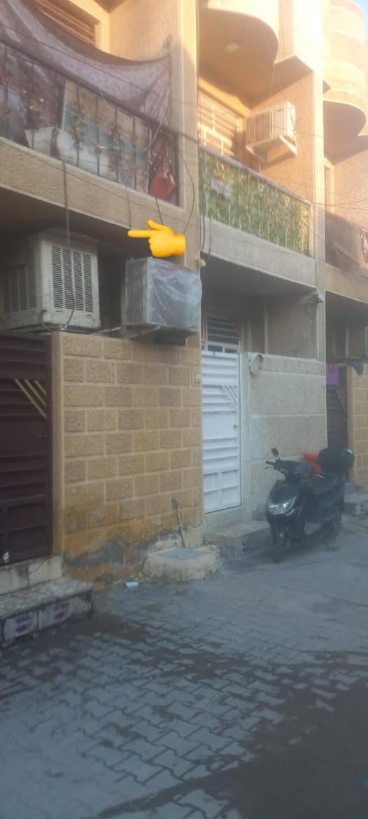 بيت للبيع مساحه ٥٠ متر مسلح بناء جديد بناء ٢٠٢٢ يحتوي على طرمه وصاله وحولي مطبخ وخدمات ومنور وغرفة نوم والطابق الثاني غرفة نوم وحولي وسطح سعره ١١٠ مليون قفل حاليا مرهون لعائله ب ٣٥ مليون وينطون ايجار ١٥٠ بالشهر يعني تنطي بس ٧٥ مليون ويصير بأسمك وتجيك ١٥٠ ألف ايجار شهريا وإذا عندك ١١٠ تستلمه جاهز موقعه حلو الحريه مقابل مستشفى الدولعي الزرگه قريب ع الشارع للأتصال. ***********

