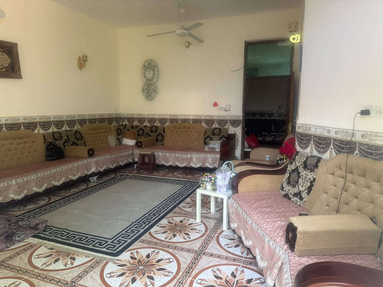 بيت للبيع او ايجار غرفتين صالة مطبخ استقبال مساحته ٢٠٠م بيت نظيف ومرتب كامل من كل شي خلف اعدادية كنعان قريب ع مدرسة استفسار اكثر اتصل ***********
